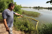 Esquerda assenyalant l’abocament de pesticides a Utxesa el 2022.