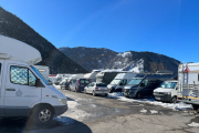 Treballadors en caravanes. L’alt preu dels lloguers fa que treballadors que van a Aran durant la temporada turística pernoctin en caravanes. Aquest col·lectiu s’ha mobilitzat per exigir allotjament digne.