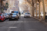 Vehicles estacionats en doble fila ahir a la ciutat de Lleida.