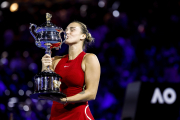 Aryna Sabalenka besa la copa com a guanyadora a Melbourne.