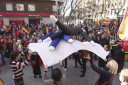 Manifestants van mantejar ninots de Sánchez i Puigdemont al carrer Ferraz.