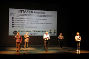 Actors sèniors de l’Aula de Teatre durant una activitat conjunta amb els Mossos per fer prevenció sobre les estafes.