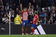 Marcos Llorente celebra al costat de Griezmann el gol que suposava l’empat per a l’Atlètic.