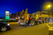 Tractors desfilant per la C-14 a l’entrada de Ponts, a la Noguera.