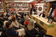 Vicenç Villatoro va presentar ahir ‘Urgell. La febre d’aigua’ amb Antoni Gelonch a la llibreria Caselles.