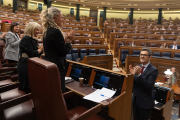 El ministre Félix Bolaños i la diputada lleidatana del PSOE Montse Mínguez aplaudint ahir.