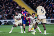 Lamine Yamal, envoltat de jugadors del Granada en una acció del partit, va salvar de la derrota el Barça.