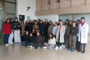 Xarrada a l’Escola Ondara la setmana passada, amb una científica de l’IRBLleida, alumnes i autoritats.