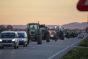 Una vintena de tractors van fer una marxa lenta entre Anglesola i l’encreuament de Castellserà.