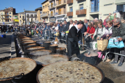 Artesa de Segre. Els voluntaris d’Artesa de Segre van elaborar al voltant de 2.000 racions de botifarra negra i llonganissa i les van repartir en el berenar popular.