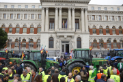 Desenes d’agricultors davant del ministeri d’Agricultura.