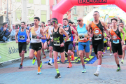 Reyes Estévez, amb ulleres fosques, i la resta de participants surten dels 10 quilòmetres.