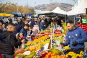 Els productes d’alimentació són una de les principals ofertes del mercat dominical de Torrefarrera.