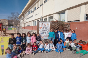 Alumnes de l’institut escola Torre Queralt, del Secà, a l’exterior amb la pancarta de la campanya i a l’interior d’una aula.