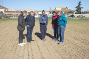 Agricultors mostren els danys causats pels conills en una finca de Preixana.