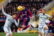 Raphinha, que va obrir el camí del triomf blaugrana, vola per intentar controlar la pilota davant de dos jugadors del Getafe.