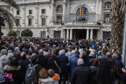 Desenes de persones van recordar les víctimes amb un minut de silenci davant l’ajuntament.