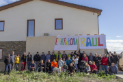 Foto de família de la benvinguda que va tenir ahir Raul Butaci a l’arribar a Tornabous.