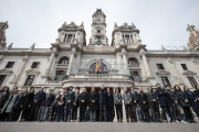 La plaça de l’ajuntament de València va ser escenari d’un minut de silenci per les víctimes.