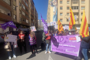 Una trentena de treballadores es van manifestar ahir i van llançar ous a l’oficina del SAD, a Cappont.