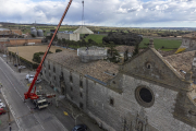 Una grua va elevar per sobre dels quinze metres aquesta mola de 2.200 quilos de pes, amb un diàmetre de gairebé 5 metres.