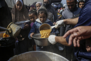 Les cues a Gaza per intentar rebre menjar i altres ajudes es fan cada vegada més llargues.