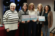 Impulsores i guanyadores del XVII Premi Mila de Periodisme, ahir a l’Escola d’Art Municipal.