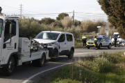 Un dels vehicles accidentats al Camí de la Mariola.