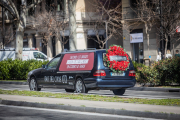 Un dels dos cotxes de difunts que recorreran les carreteres lleidatanes per la campanya de Trànsit.