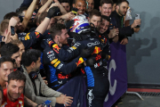 Max Verstappen celebra la seua nova victòria amb els membres del seu equip.