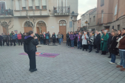 Un centenar de persones es van congregar ahir a la plaça Major de Puigverd, on es va llegir un manifest en contra de la violència de gènere.