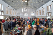 El Mercat del Pla es va omplir de curiosos a la recerca d’antiguitats i col·leccionables històrics.