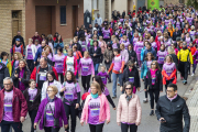 Una marea violeta va inundar ahir els carrers d’Agramunt en el transcurs de la sortida de la dotzena Cursa de la Dona.