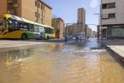 La fuita d’aigua va provocar un petit torrent en aquesta zona d’Alcalde Porqueres.