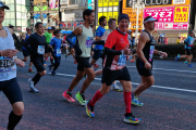 Manel Mullor, amb samarreta roja, mira a la càmera durant la marató de Tòquio.