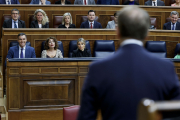 Pedro Sánchez escolta el president del PP, Alberto Núñez Feijóo, al Congrés.