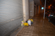 Imatge d’arxiu de bosses d’escombraries esperant ser recollides amb el porta a porta a Pardinyes.