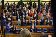 Aplaudiments a l’hemicicle després que el Congrés donés llum verda a la llei d’amnistia.