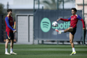 Robert Lewandsowski i Joao Félix ahir durant l’entrenament del FC Barcelona.