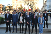 La presidenta del Parlament, Anna Erra, amb alcaldes i edils del Pla i el president de la Diputació, Joan Talarn.