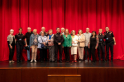 Actors del grup sènior de l’Aula de Teatre i agents dels Mossos, ahir durant la representació.