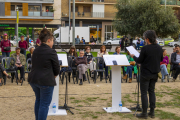 Acció ‘SubVERSiva’ ahir a la plaça al costat de l’Escorxador amb les poetes Olza Olzeta i Laia Claver.