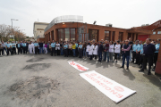 Minut de silenci ahir a les portes del Centre Penitenciari Ponent en record de Núria López.