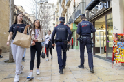 Dos agents dels Mossos patrullant ahir a la tarda per l’Eix Comercial de Lleida, on es registren més robatoris i furts.