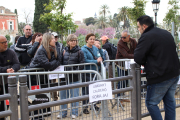 Treballadors penitenciaris i familiars de la cuinera assassinada van protestar ahir davant del Parlament.