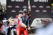 Márquez celebra el seu primer podi amb Ducati al ser segon en la cursa esprint de Portugal.