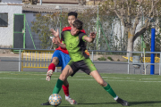 Un jugador del Cervera defensa la possessió de la pilota davant la pressió d’un rival.