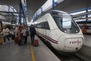 Un tren Avant procedent de Barcelona, ahir a la tarda a l’estació de ferrocarrils de Lleida.