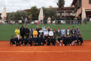 Foto de família del torneig, que va culminar ahir a les instal·lacions del Club Tennis Urgell.