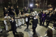 La imatge de Jesús crucificat, en el moment en què arribava ahir a l’església de Sant Martí.